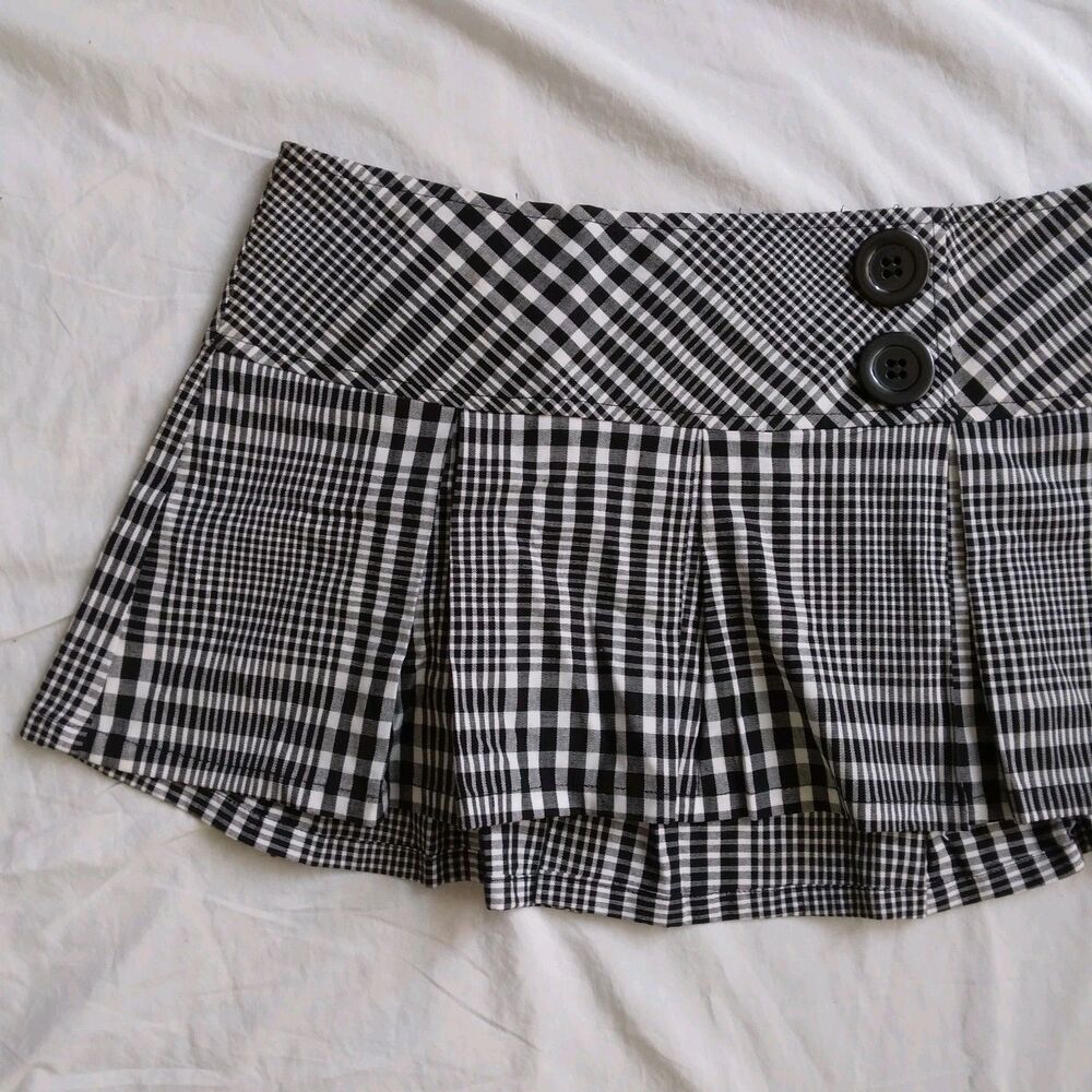 Fredrick's of Hollywood Plaid Mini Skirt Pleated Black White Academia Size 4 - Picture 3 of 7